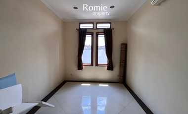 SEWA RUMAH CANTIK 3 LANTAI SEMI FURNISH PEJATEN BARAT JAKARTA SELATAN