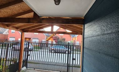 Casa2D2B loggia, lavanderia, estacionamiento techado y bodega con estufa pellet instalada. Excelente iluminación natural.