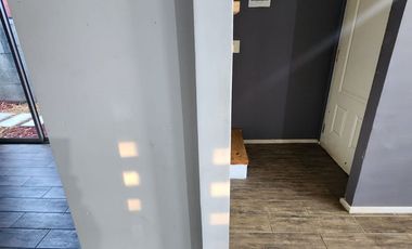Casa2D2B loggia, lavanderia, estacionamiento techado y bodega con estufa pellet instalada. Excelente iluminación natural.