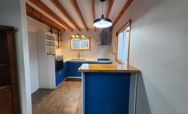Casa2D2B loggia, lavanderia, estacionamiento techado y bodega con estufa pellet instalada. Excelente iluminación natural.