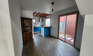 Casa2D2B loggia, lavanderia, estacionamiento techado y bodega con estufa pellet instalada. Excelente iluminación natural.