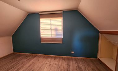 Casa2D2B loggia, lavanderia, estacionamiento techado y bodega con estufa pellet instalada. Excelente iluminación natural.
