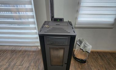 Casa2D2B loggia, lavanderia, estacionamiento techado y bodega con estufa pellet instalada. Excelente iluminación natural.