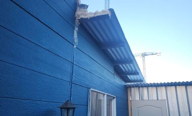 Casa2D2B loggia, lavanderia, estacionamiento techado y bodega con estufa pellet instalada. Excelente iluminación natural.