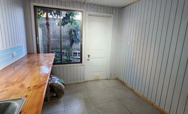 Casa2D2B loggia, lavanderia, estacionamiento techado y bodega con estufa pellet instalada. Excelente iluminación natural.