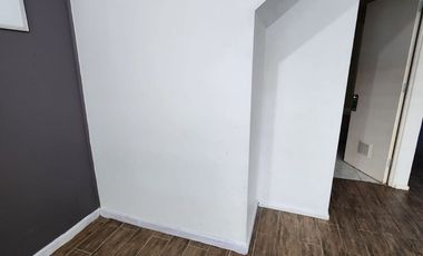 Casa2D2B loggia, lavanderia, estacionamiento techado y bodega con estufa pellet instalada. Excelente iluminación natural.