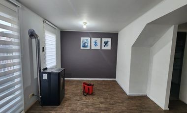 Casa2D2B loggia, lavanderia, estacionamiento techado y bodega con estufa pellet instalada. Excelente iluminación natural.