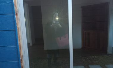 Casa2D2B loggia, lavanderia, estacionamiento techado y bodega con estufa pellet instalada. Excelente iluminación natural.