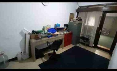 Rumah 2 lantai dengan akses 2 mobil, bagus, dekat tol dan stasiun Cawang di Asem Baris, Jaksel