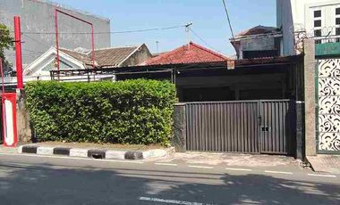 Rumah 2 lantai dengan akses 2 mobil, bagus, dekat tol dan stasiun Cawang di Asem Baris, Jaksel