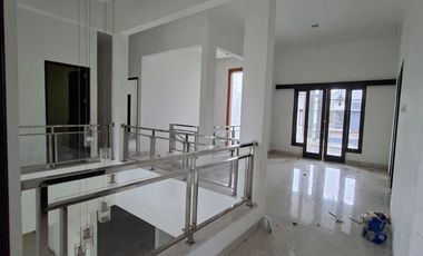 Rumah Mewah 2 Lantai Hook Taman Cipto