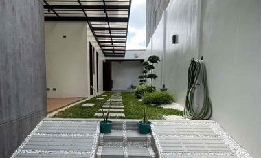 HOUSE & LOT