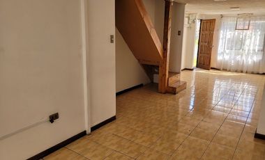 Se vende amplia casa, a 10 minutos caminando, Metro y Hospital Sotero del Rio