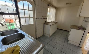 Se vende amplia casa, a 10 minutos caminando, Metro y Hospital Sotero del Rio