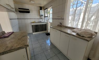 Se vende amplia casa, a 10 minutos caminando, Metro y Hospital Sotero del Rio