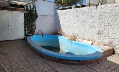Se vende amplia casa, a 10 minutos caminando, Metro y Hospital Sotero del Rio