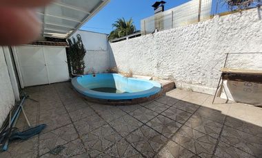 Se vende amplia casa, a 10 minutos caminando, Metro y Hospital Sotero del Rio