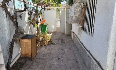 Se vende amplia casa, a 10 minutos caminando, Metro y Hospital Sotero del Rio