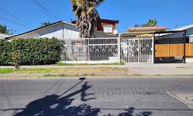 Se vende amplia casa, a 10 minutos caminando, Metro y Hospital Sotero del Rio