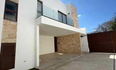 Se renta casa de 3 habitaciones con páneles y alberca.