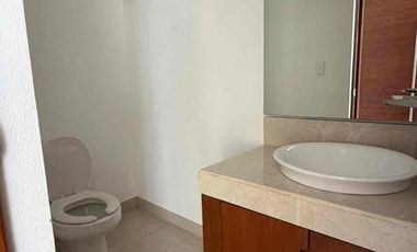 Se renta casa de 3 habitaciones con páneles y alberca.