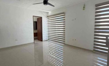 Se renta casa de 3 habitaciones con páneles y alberca.