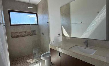 Se renta casa de 3 habitaciones con páneles y alberca.
