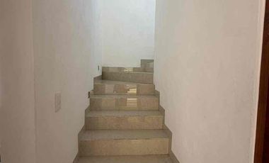 Se renta casa de 3 habitaciones con páneles y alberca.