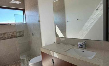 Se renta casa de 3 habitaciones con páneles y alberca.