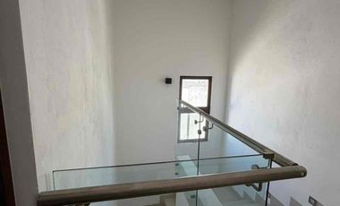 Se renta casa de 3 habitaciones con páneles y alberca.