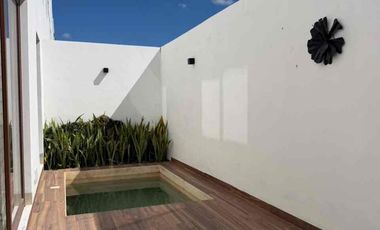 Se renta casa de 3 habitaciones con páneles y alberca.