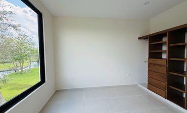 CASA FRENTE AL LAGO EN ALTOZANO MÉRIDA