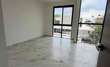 Residencia Moderna de Estreno en Vía Cumbres, Cancún | 4 Rec. (Una en PB) y Amenidades Premium