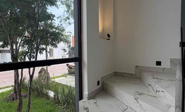 Residencia Moderna de Estreno en Vía Cumbres, Cancún | 4 Rec. (Una en PB) y Amenidades Premium