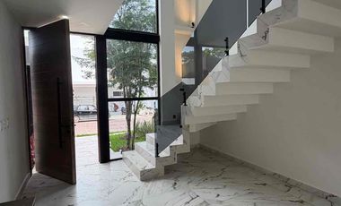 Residencia Moderna de Estreno en Vía Cumbres, Cancún | 4 Rec. (Una en PB) y Amenidades Premium