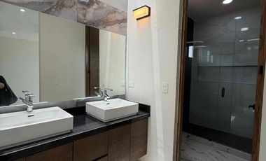 Residencia Moderna de Estreno en Vía Cumbres, Cancún | 4 Rec. (Una en PB) y Amenidades Premium