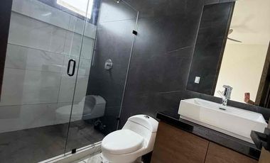 Residencia Moderna de Estreno en Vía Cumbres, Cancún | 4 Rec. (Una en PB) y Amenidades Premium