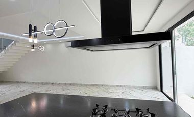 Residencia Moderna de Estreno en Vía Cumbres, Cancún | 4 Rec. (Una en PB) y Amenidades Premium