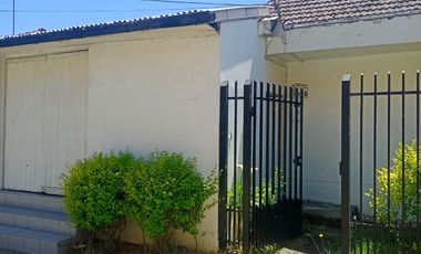 Casa con local comercial en linares, frente a escuela Ramón Belmar