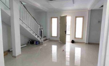 dijual rumah baru berpagar siap huni 2 lantai di kawasan aman bebas banjir