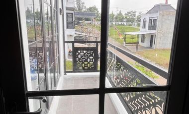 Rumah Baru Siap Huni Desain Modern Klasik Dekat Kota Wisata, DP 0% Cicilan Mulai 4 Jutaan, Strategis 10 Menit ke Tol Cibubur - FREE PPN & Bebas Biaya