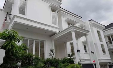 Disewakan rumah townhouse private 3 lantai ada kolam renang furnish bagus siap huni di kemang jakarta selatan