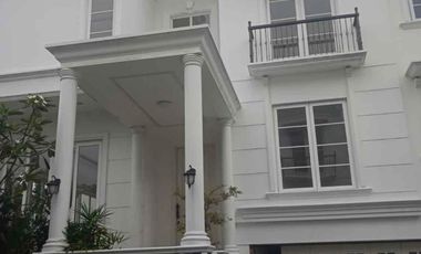 Disewakan rumah townhouse private 3 lantai ada kolam renang furnish bagus siap huni di kemang jakarta selatan