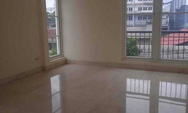 Disewakan rumah townhouse private 3 lantai ada kolam renang furnish bagus siap huni di kemang jakarta selatan
