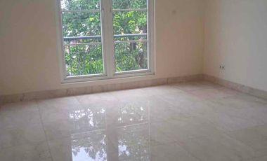 Disewakan rumah townhouse private 3 lantai ada kolam renang furnish bagus siap huni di kemang jakarta selatan