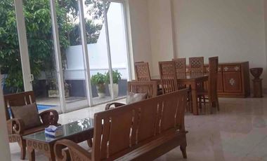 Disewakan rumah townhouse private 3 lantai ada kolam renang furnish bagus siap huni di kemang jakarta selatan