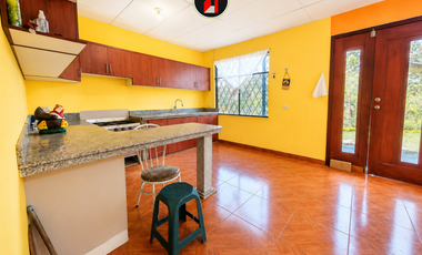 EN PAUTE VENDO CASA DE CAMPO CON 2.700 m² DE TERRENO EN HUACAS