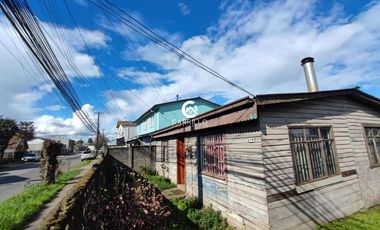 VENDEMOS TERRENO ESQUINA CON CASA DE MADERA