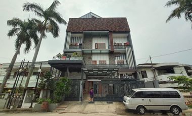 Rumah Sultan 4,5 Lantai di Green Garden Kebon Jeruk