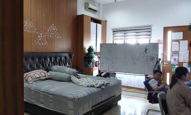 Rumah Sultan 4,5 Lantai di Green Garden Kebon Jeruk